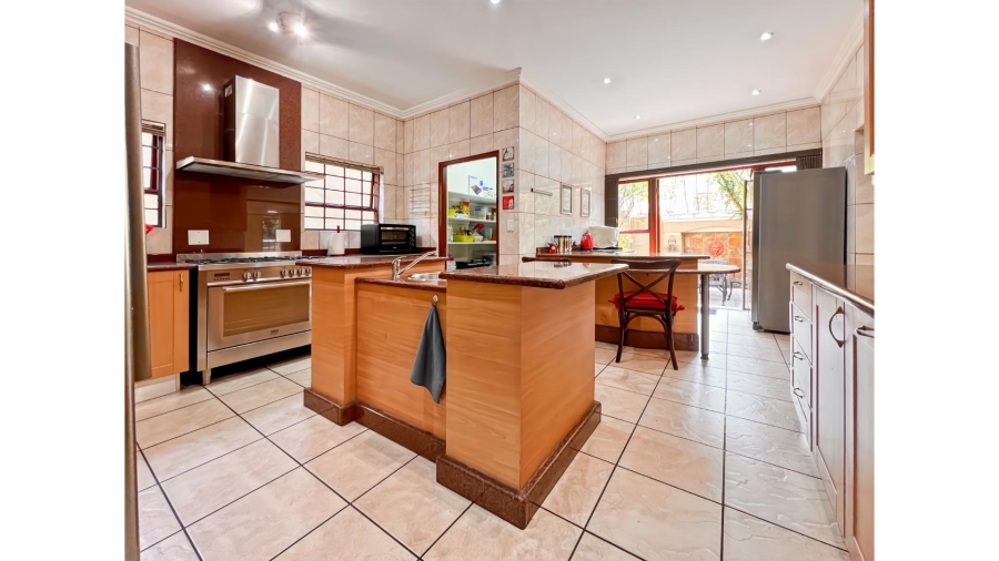 5 Bedroom Property for Sale in Lonehill Gauteng