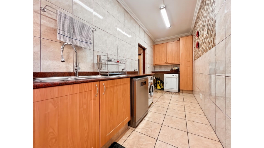 5 Bedroom Property for Sale in Lonehill Gauteng