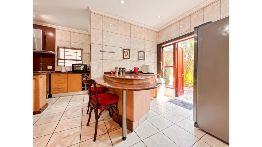 5 Bedroom Property for Sale in Lonehill Gauteng