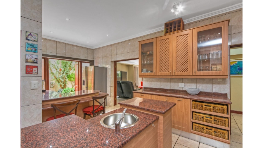 5 Bedroom Property for Sale in Lonehill Gauteng