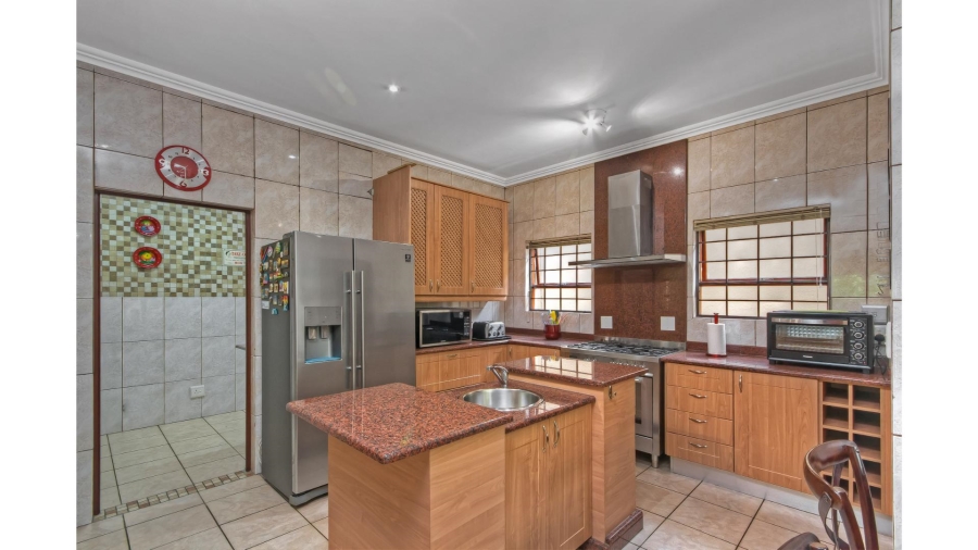 5 Bedroom Property for Sale in Lonehill Gauteng