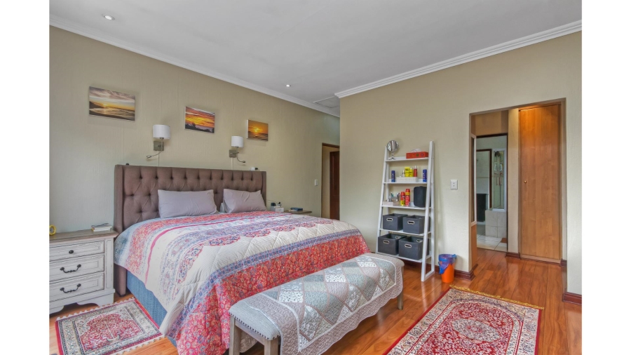 5 Bedroom Property for Sale in Lonehill Gauteng