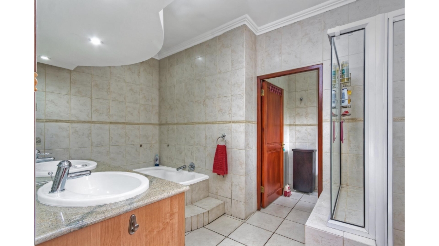 5 Bedroom Property for Sale in Lonehill Gauteng