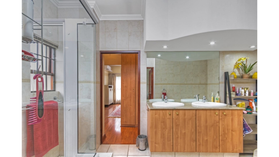 5 Bedroom Property for Sale in Lonehill Gauteng