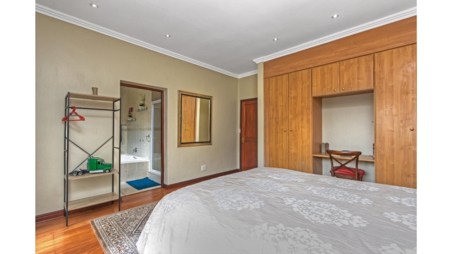 5 Bedroom Property for Sale in Lonehill Gauteng