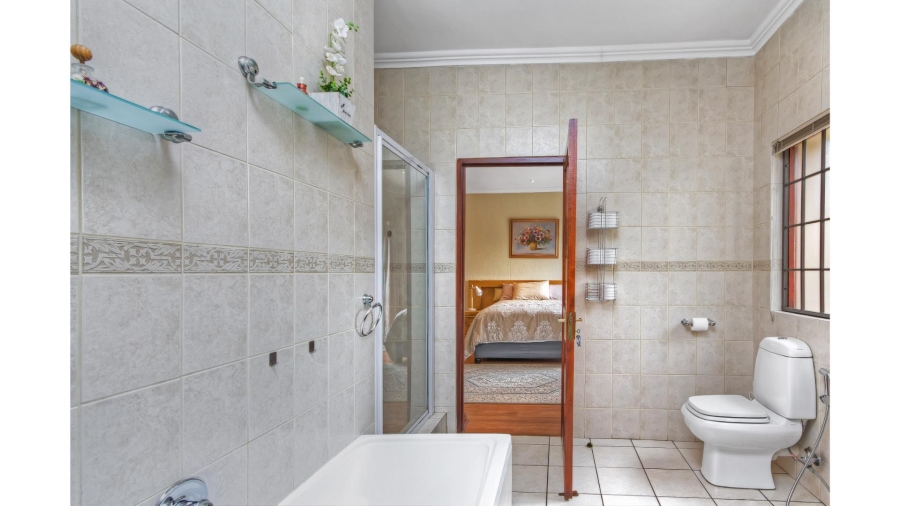 5 Bedroom Property for Sale in Lonehill Gauteng