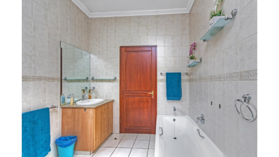 5 Bedroom Property for Sale in Lonehill Gauteng