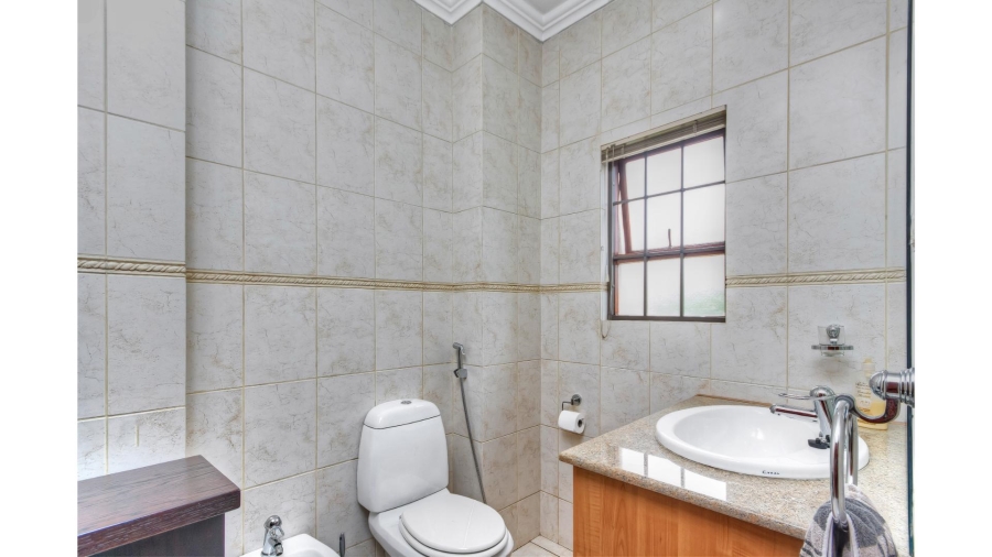 5 Bedroom Property for Sale in Lonehill Gauteng