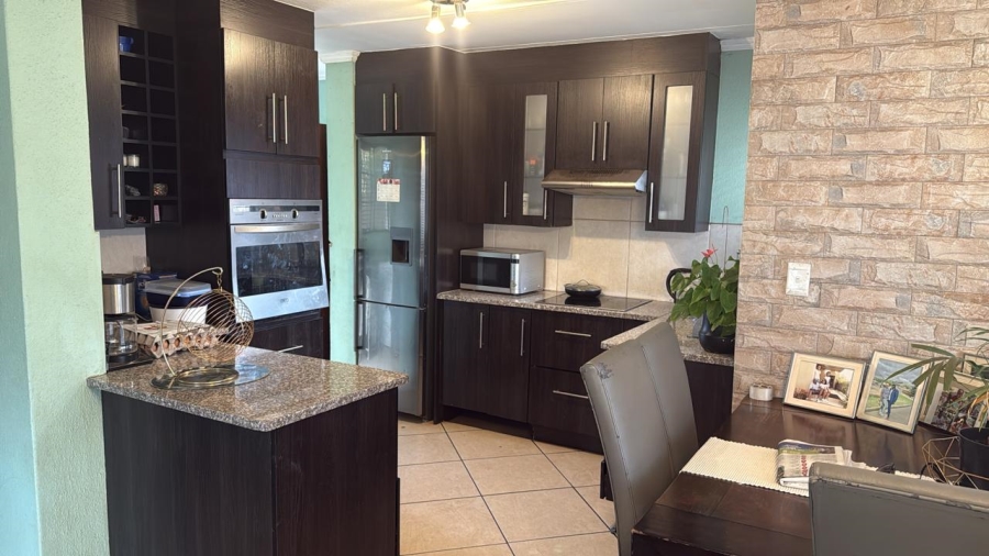 3 Bedroom Property for Sale in Raslouw Gardens Gauteng