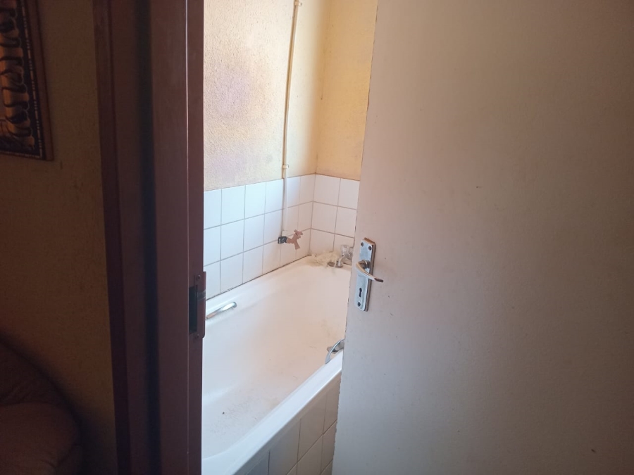 2 Bedroom Property for Sale in Clayville Gauteng