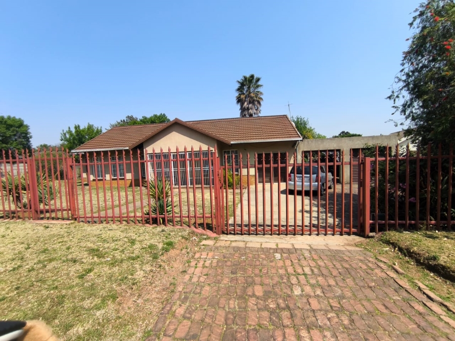 4 Bedroom Property for Sale in Crystal Park Gauteng