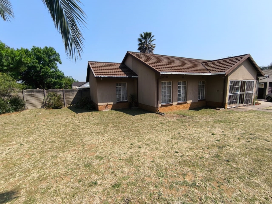 4 Bedroom Property for Sale in Crystal Park Gauteng