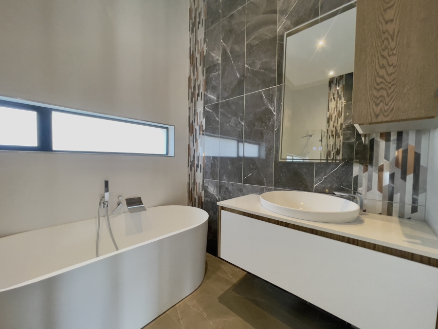 5 Bedroom Property for Sale in Serengeti Lifestyle Estate Gauteng