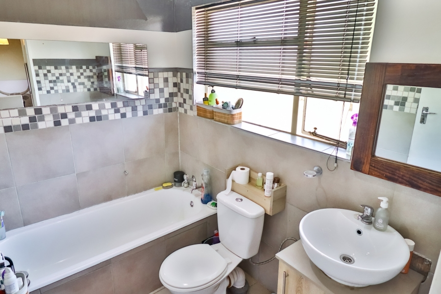 2 Bedroom Property for Sale in Kew Gauteng