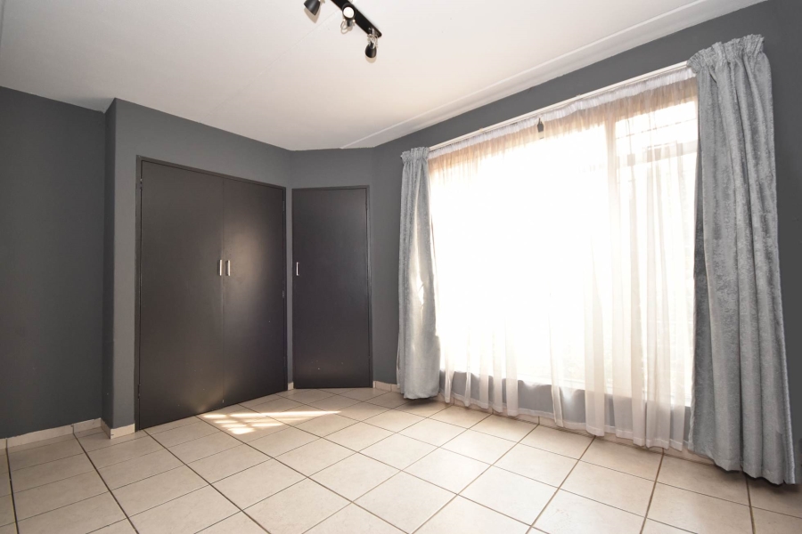2 Bedroom Property for Sale in Sonneglans Gauteng