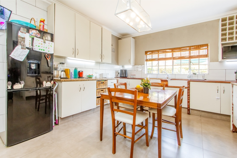7 Bedroom Property for Sale in Linden Gauteng