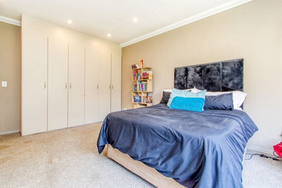 7 Bedroom Property for Sale in Linden Gauteng