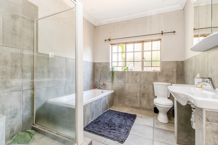 7 Bedroom Property for Sale in Linden Gauteng