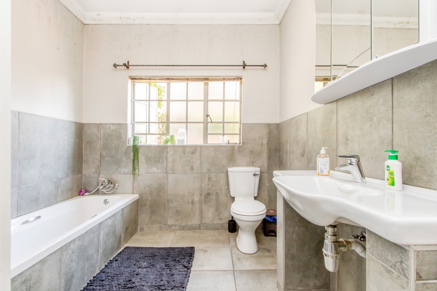 7 Bedroom Property for Sale in Linden Gauteng