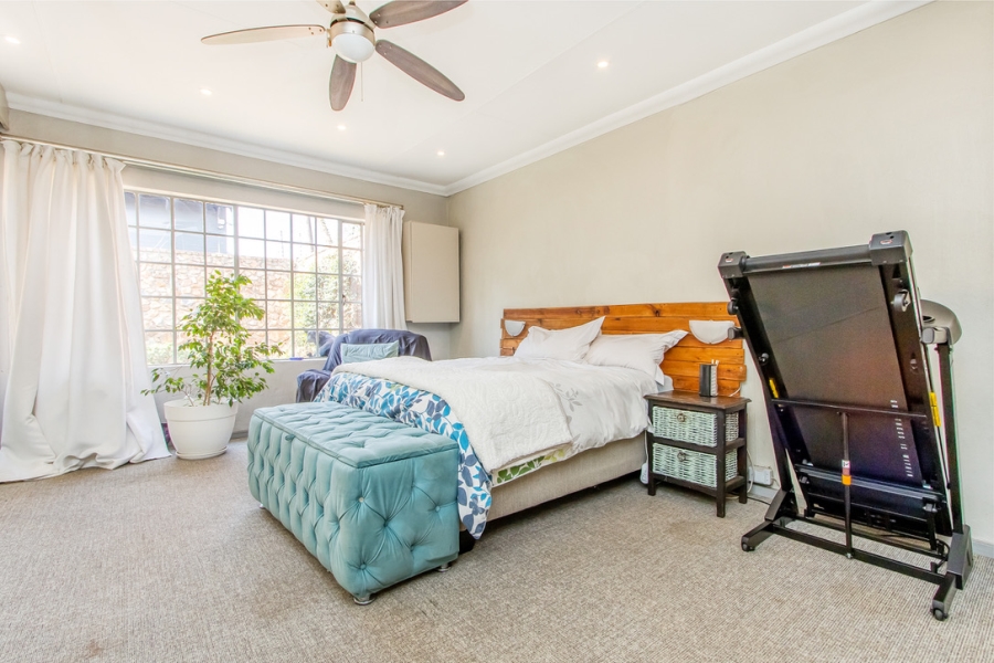 7 Bedroom Property for Sale in Linden Gauteng