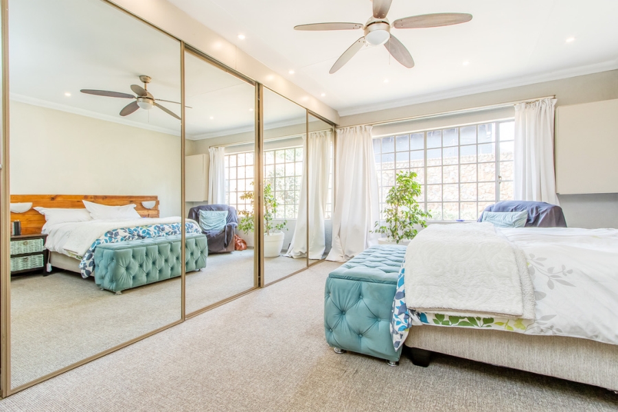 7 Bedroom Property for Sale in Linden Gauteng