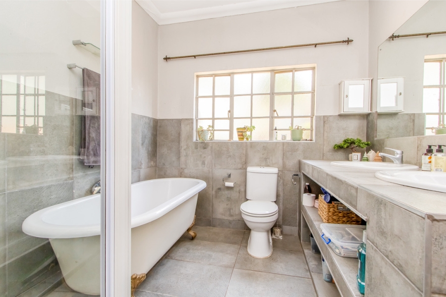 7 Bedroom Property for Sale in Linden Gauteng