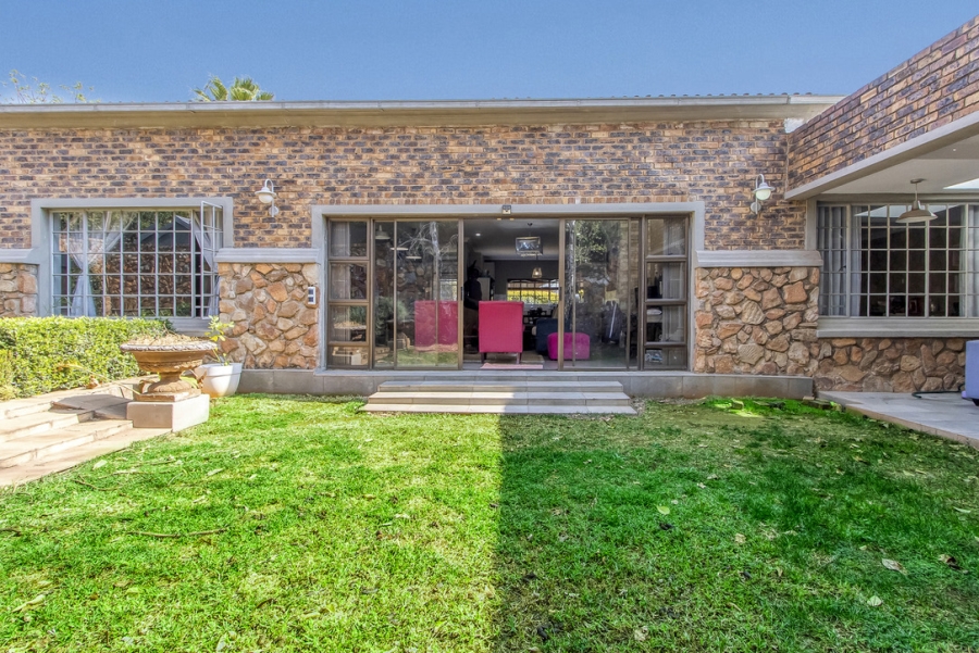 7 Bedroom Property for Sale in Linden Gauteng
