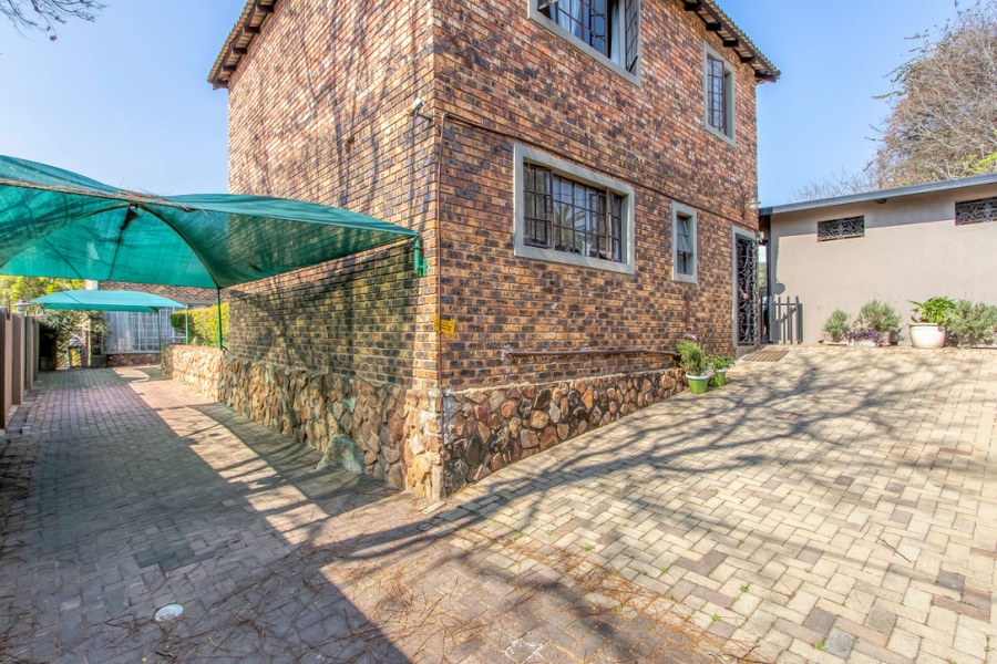 7 Bedroom Property for Sale in Linden Gauteng