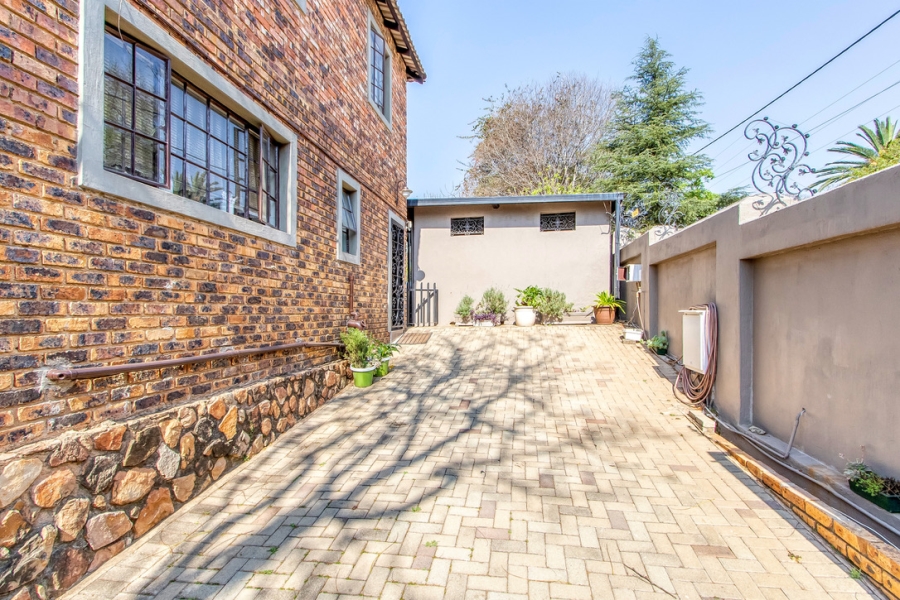 7 Bedroom Property for Sale in Linden Gauteng