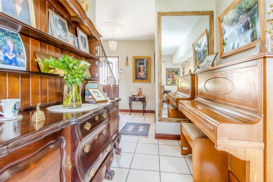 7 Bedroom Property for Sale in Linden Gauteng