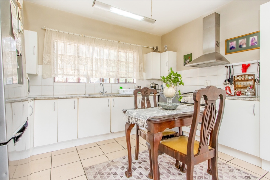 7 Bedroom Property for Sale in Linden Gauteng