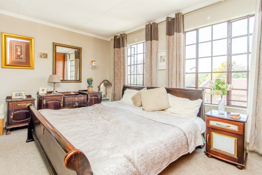 7 Bedroom Property for Sale in Linden Gauteng
