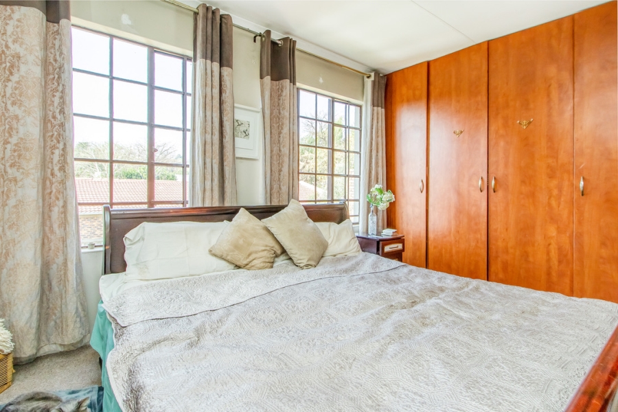 7 Bedroom Property for Sale in Linden Gauteng