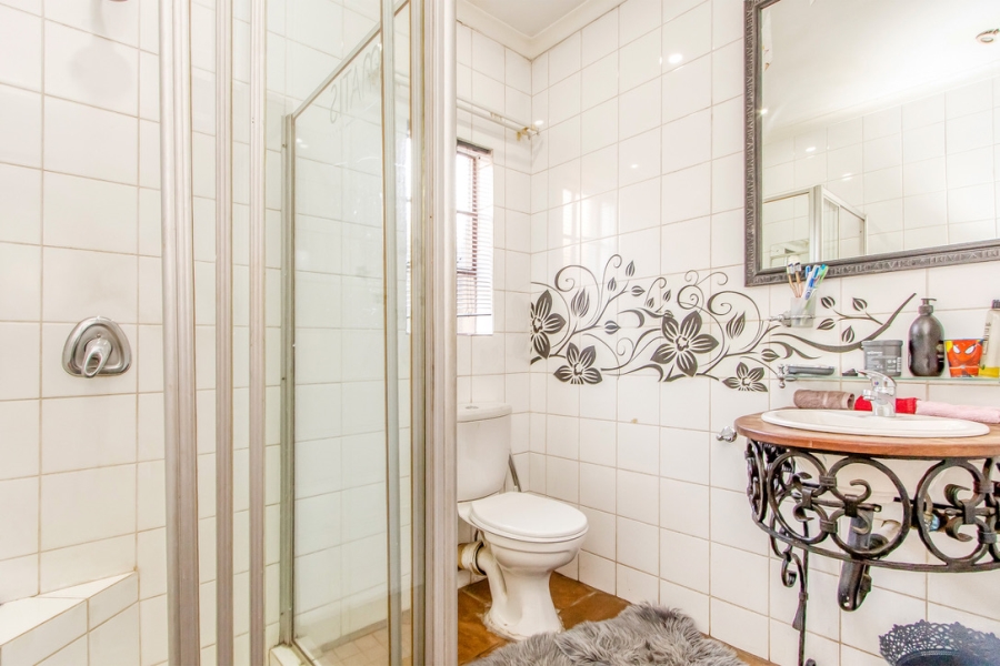 7 Bedroom Property for Sale in Linden Gauteng