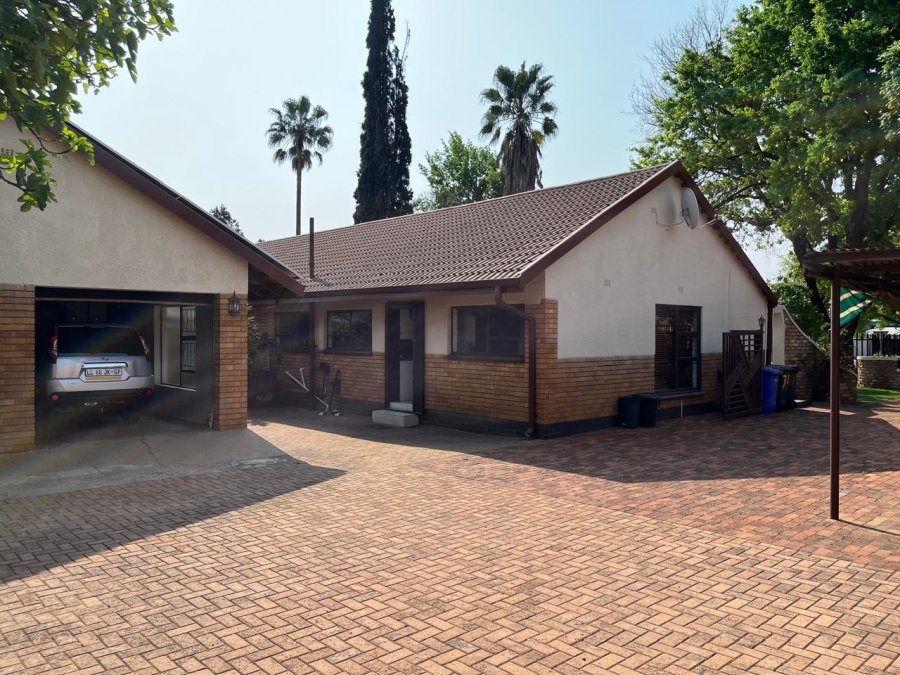 4 Bedroom Property for Sale in Flora Gardens Gauteng