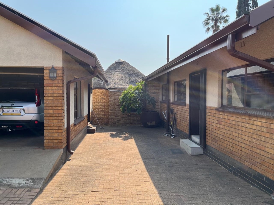 4 Bedroom Property for Sale in Flora Gardens Gauteng