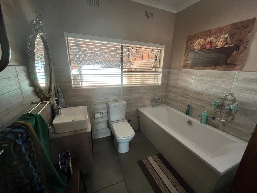 4 Bedroom Property for Sale in Flora Gardens Gauteng