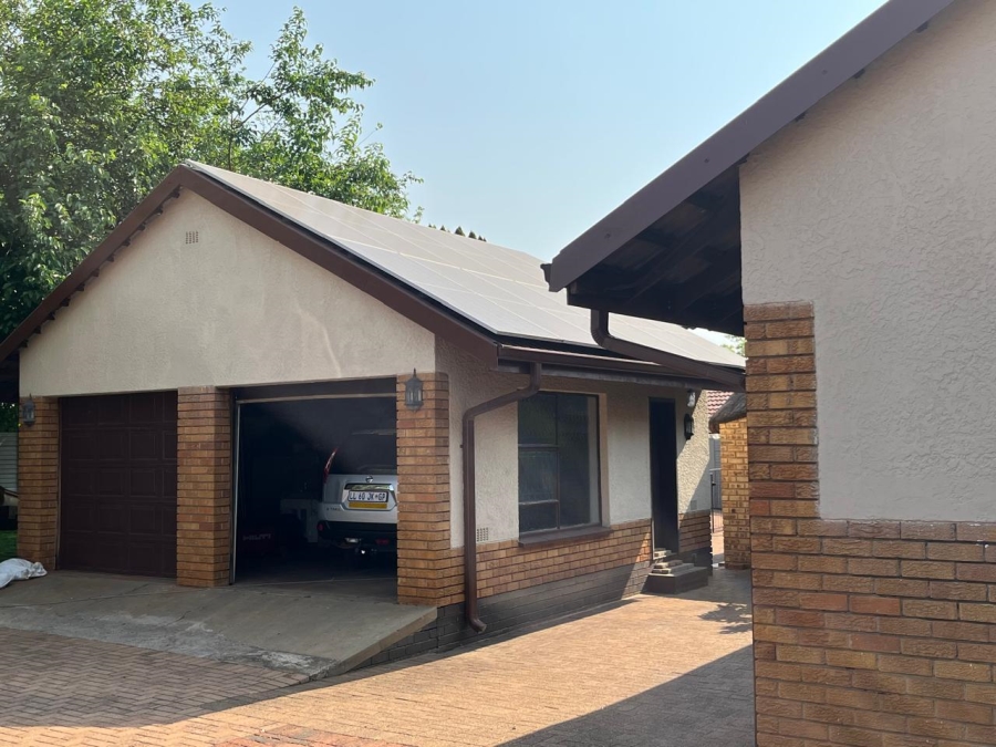 4 Bedroom Property for Sale in Flora Gardens Gauteng