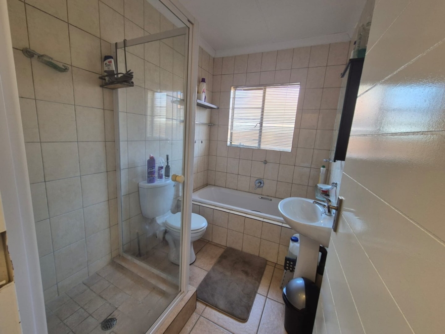 2 Bedroom Property for Sale in Greenhills Gauteng
