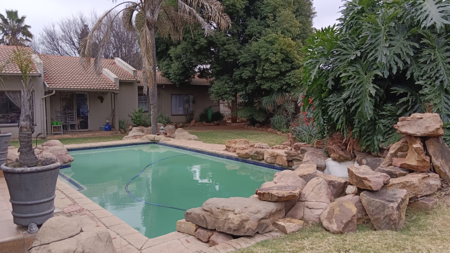 7 Bedroom Property for Sale in Sonneveld Gauteng