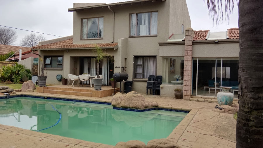 7 Bedroom Property for Sale in Sonneveld Gauteng