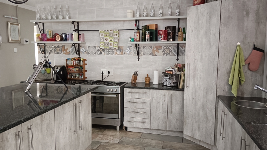 7 Bedroom Property for Sale in Sonneveld Gauteng