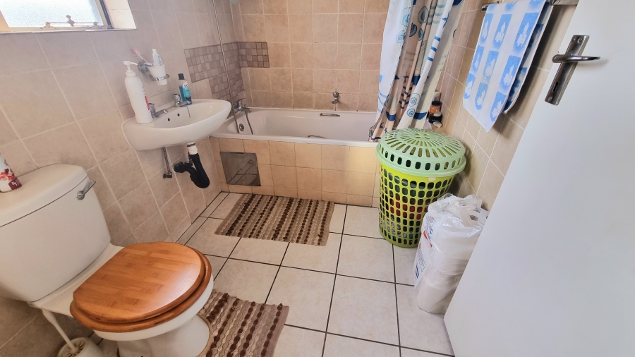 1 Bedroom Property for Sale in Noordwyk Gauteng