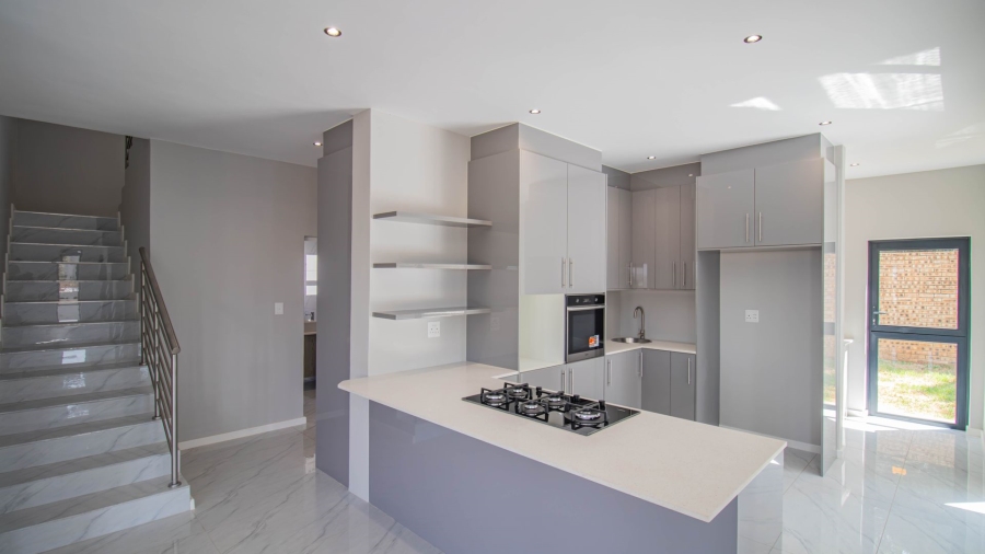 4 Bedroom Property for Sale in Blue Hills Gauteng