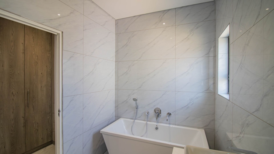 4 Bedroom Property for Sale in Blue Hills Gauteng