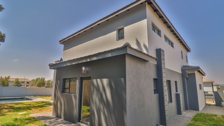 4 Bedroom Property for Sale in Blue Hills Gauteng