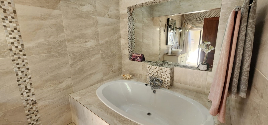5 Bedroom Property for Sale in Marlbank Gauteng