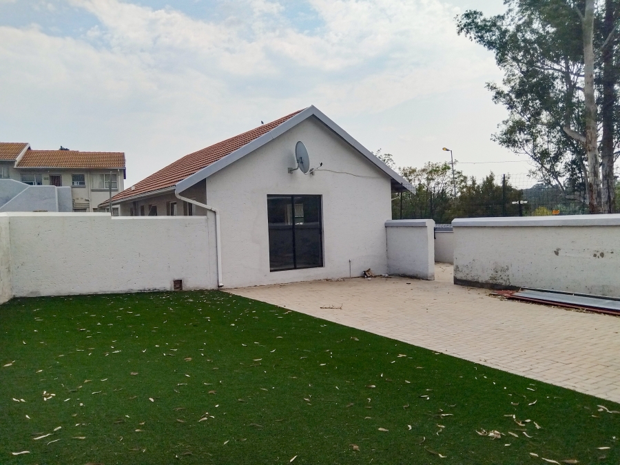 2 Bedroom Property for Sale in Buccleuch Gauteng