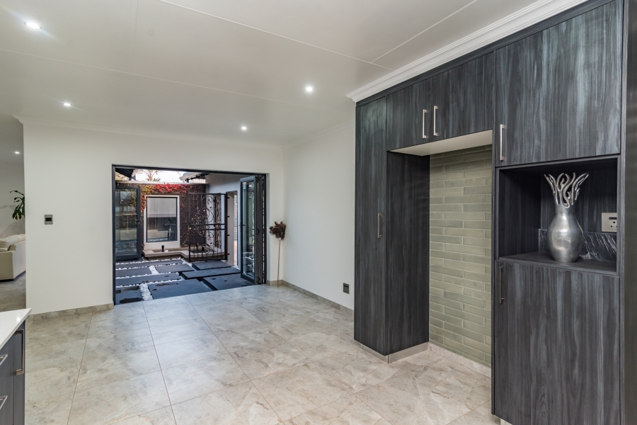 4 Bedroom Property for Sale in Roodekrans Gauteng