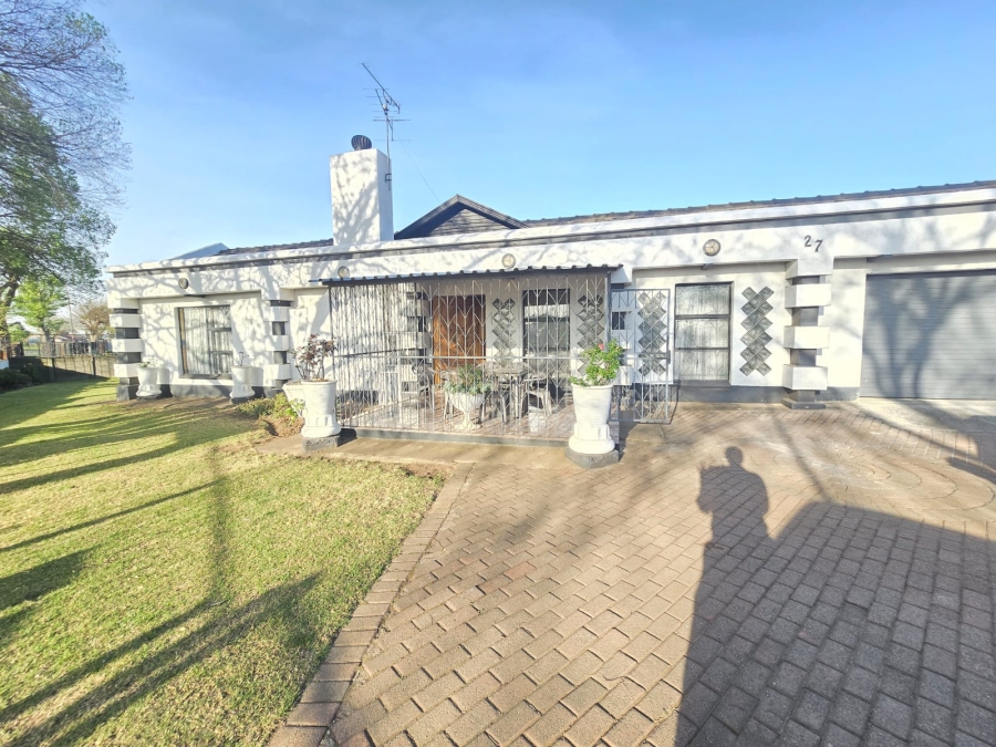 4 Bedroom Property for Sale in Mackenzie Park Gauteng